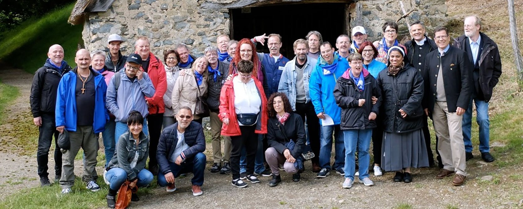 Gruppenfoto vor altem Steinhaus mit Reetdach