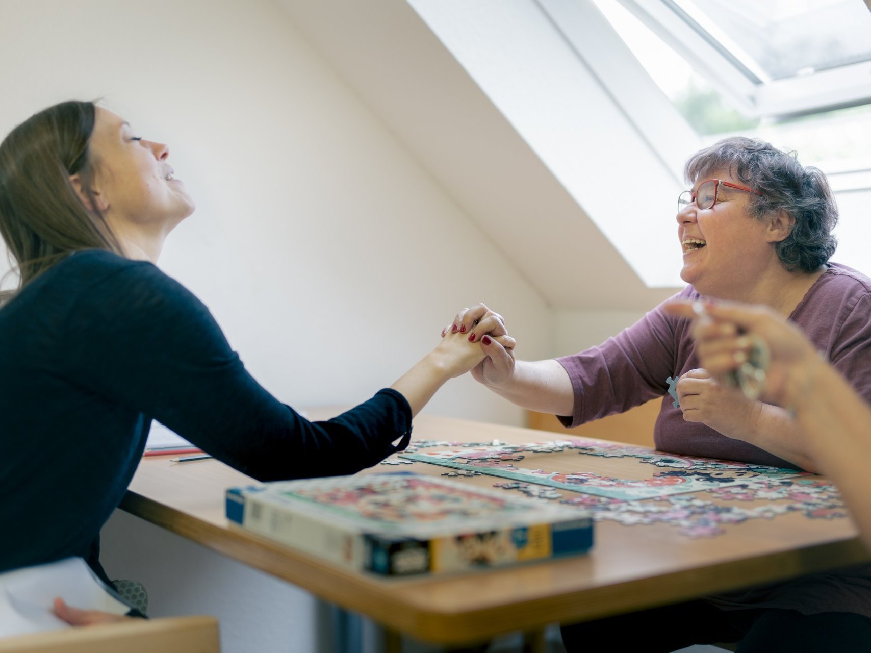 zwei Frauen Puzzeln zusammen 