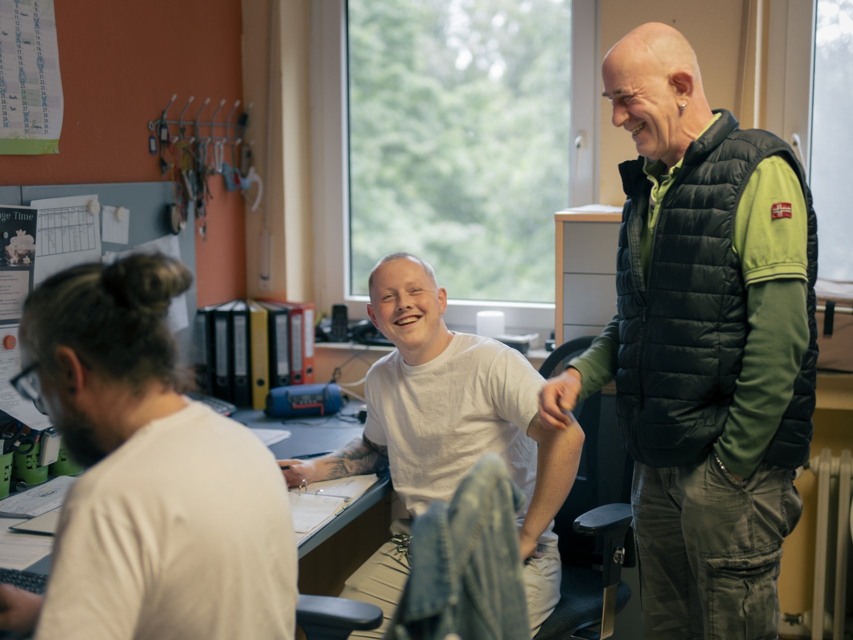 Zwei Männer unterhalten sich im Büro der Behindertenhilfe Haus Nettetal